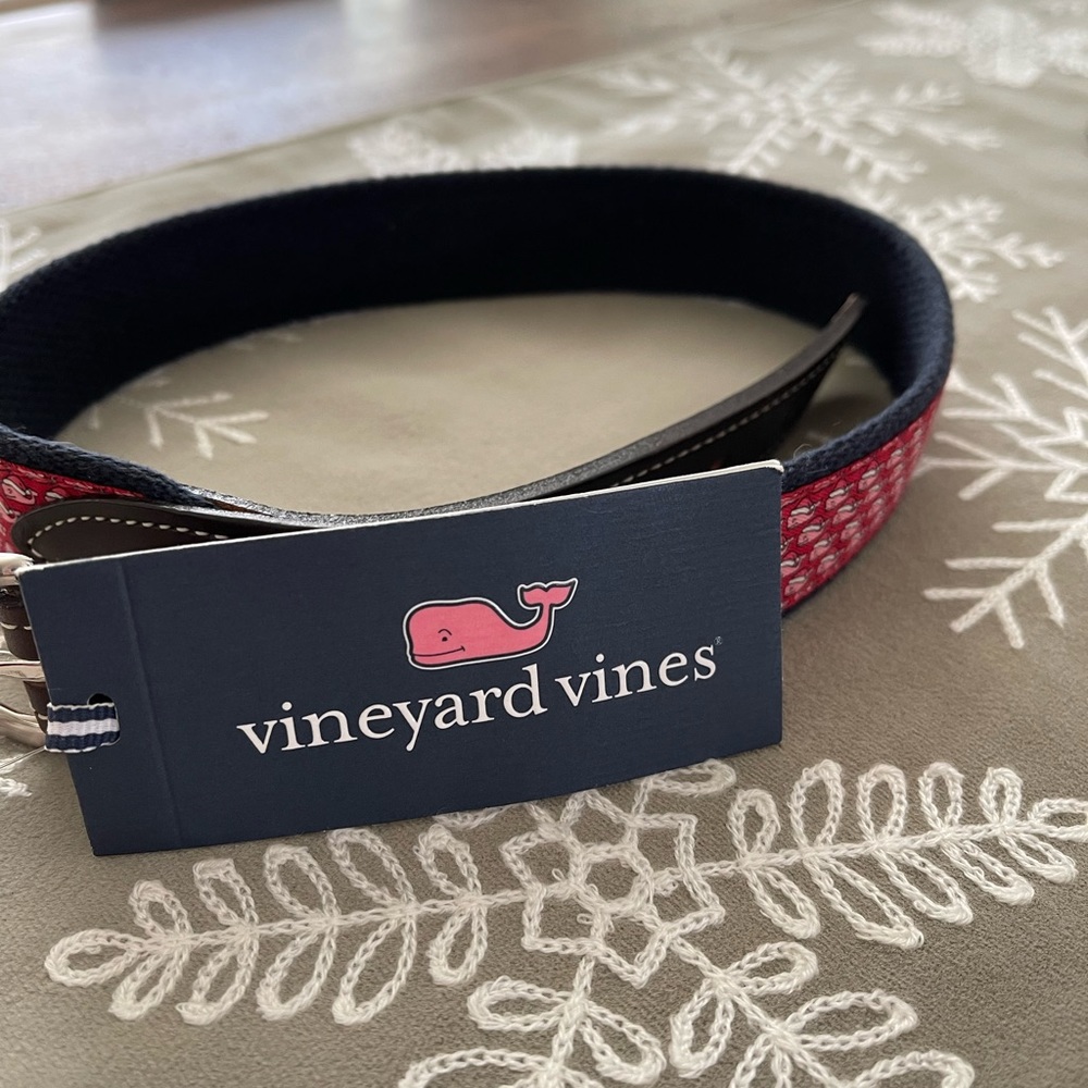 Vineyard Vines holiday belt! Adorable smiling Santa Whale belt.